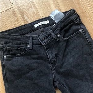 Levi’s 711 skinny cropped jean in washed black 24